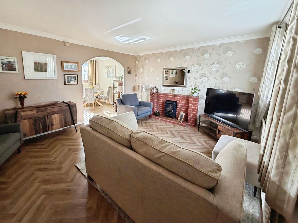 Property photo 3 of 18 Living Room