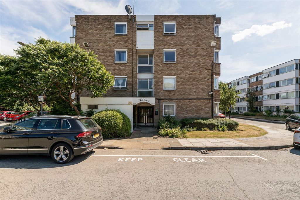 Property photo 2 of 14 Queenswood Gardens E11