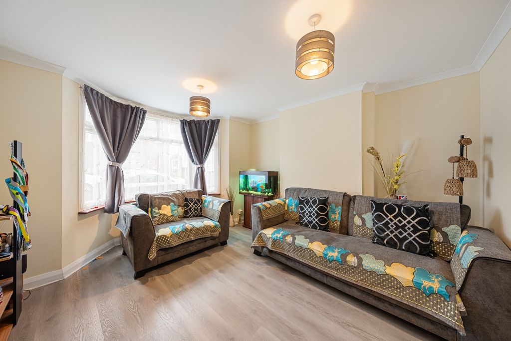 Property photo 3 of 13 4915213