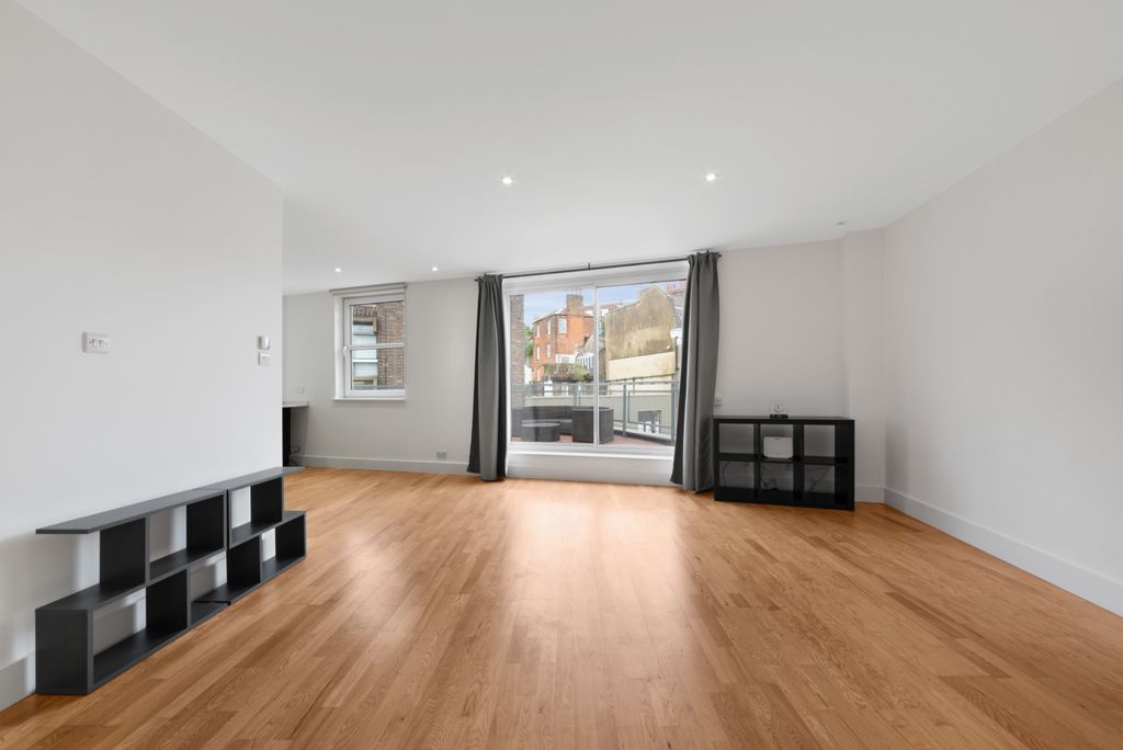 Property photo 1 of 10 Lounge