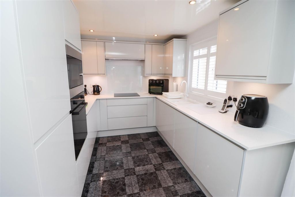 Property photo 3 of 12 Kitchen