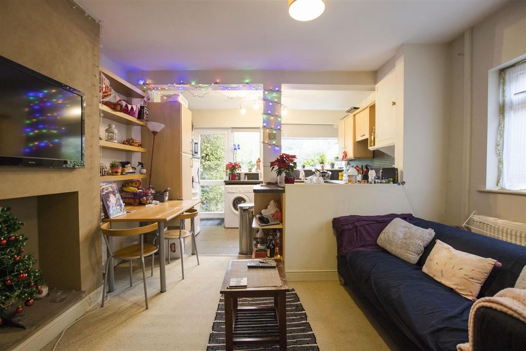 Property photo 3 of 12 Approach