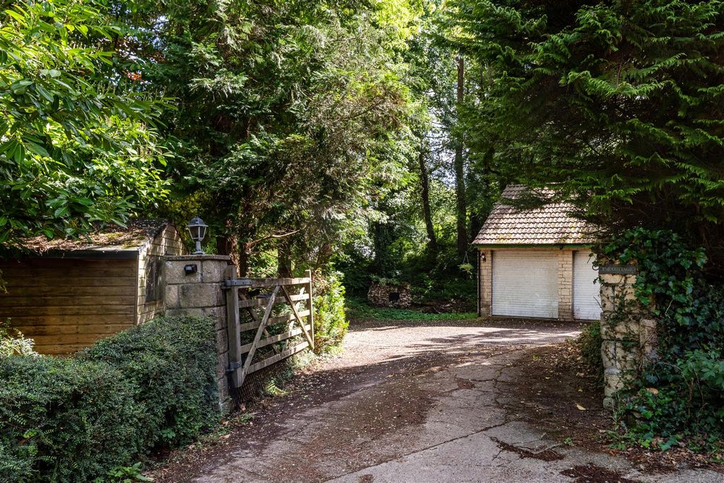 Property photo 3 of 26 Driveway Parking &amp; Garaging.Jpg