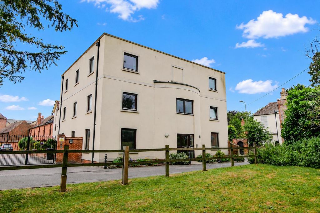 Property photo 1 of 14 Approach