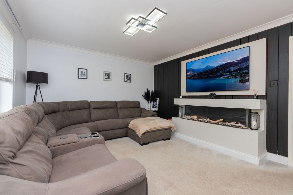 Property photo 1 of 32 Lounge