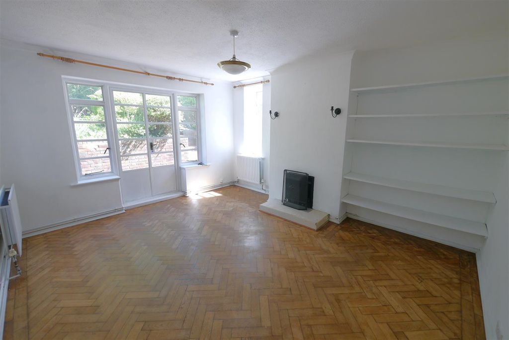 Property photo 3 of 12 Lounge