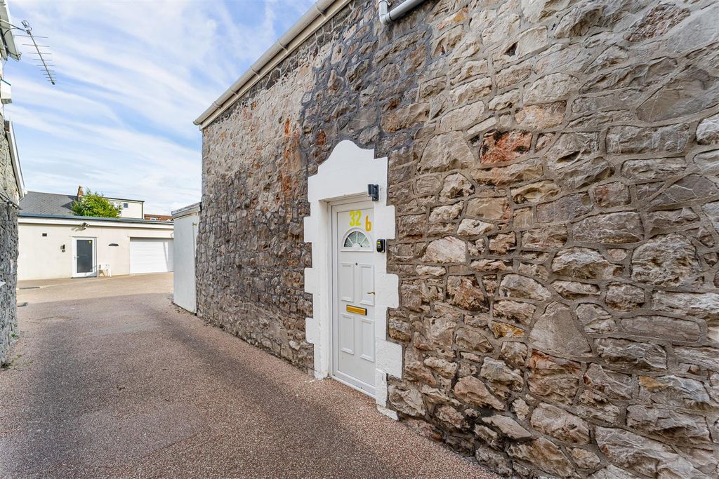 Property photo 2 of 11 Entrance
