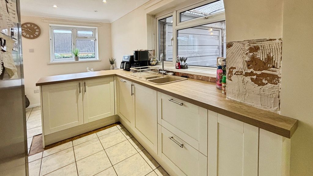 Property photo 3 of 14 Kitchen