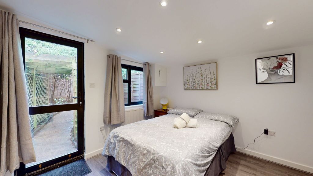 Property photo 1 of 11 Bedroom