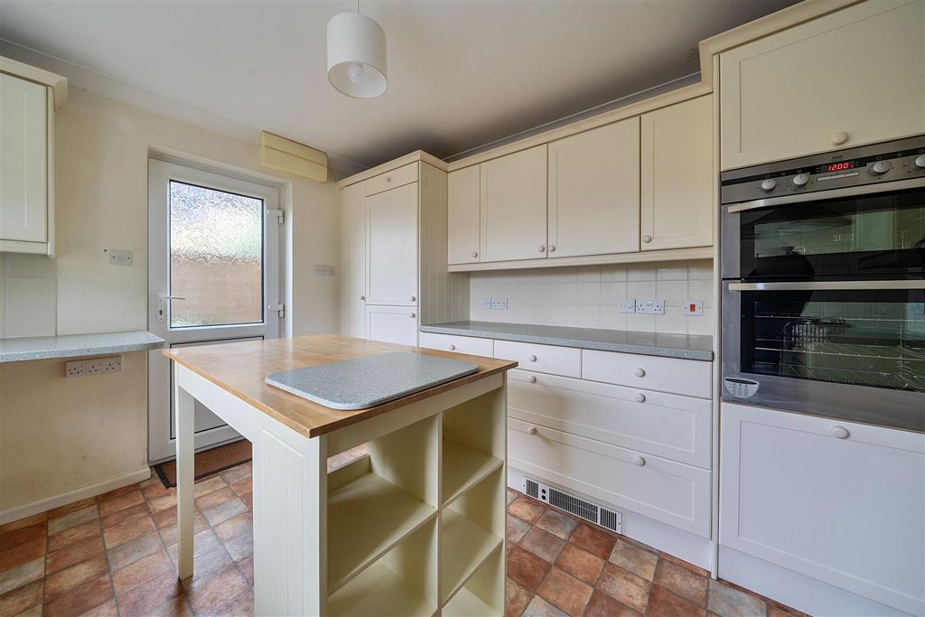 Property photo 3 of 19 Kitchen
