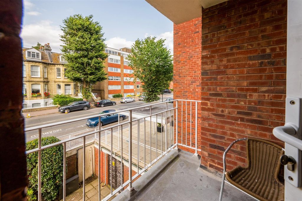 Property photo 2 of 22 Flat 11 Cromwell Court-12.Jpg