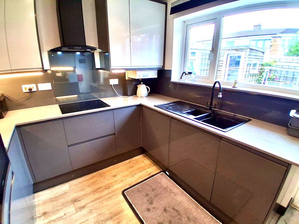 Property photo 2 of 11 Kitchen