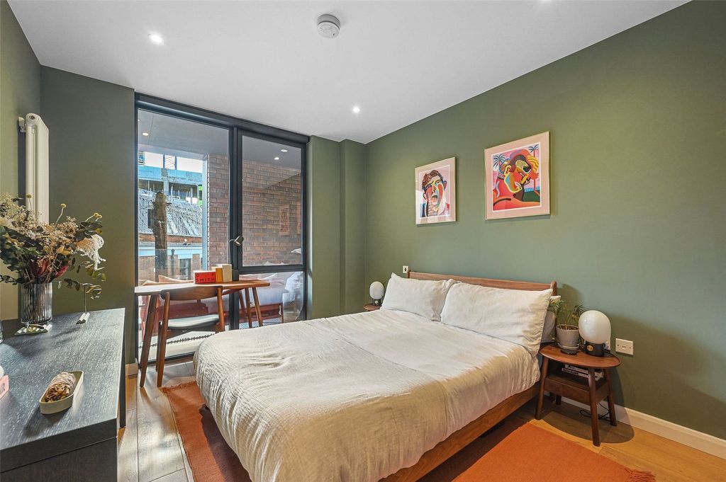 Property photo 2 of 20 Bedroom