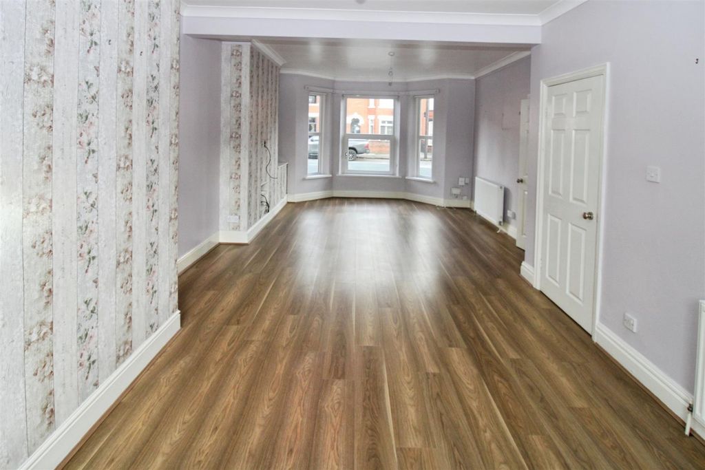 Property photo 2 of 12 Lounge