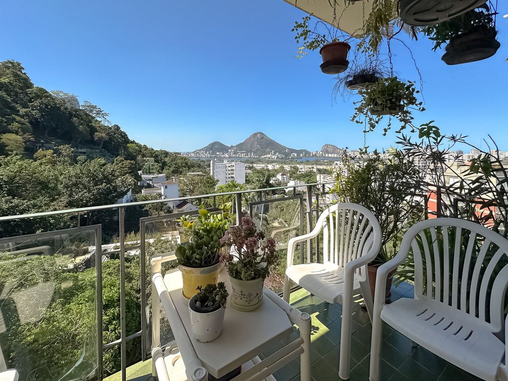 Property photo 1 of 19 Spacious Apartment With Open Views In Gávea