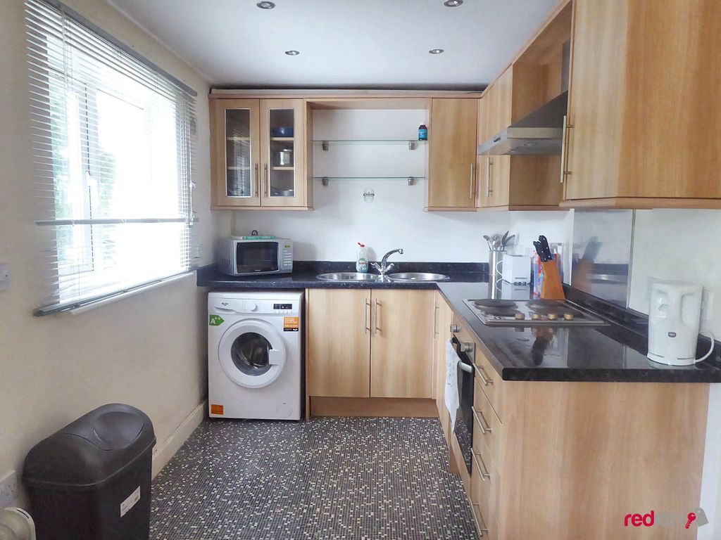 Property photo 3 of 7 Kitchen