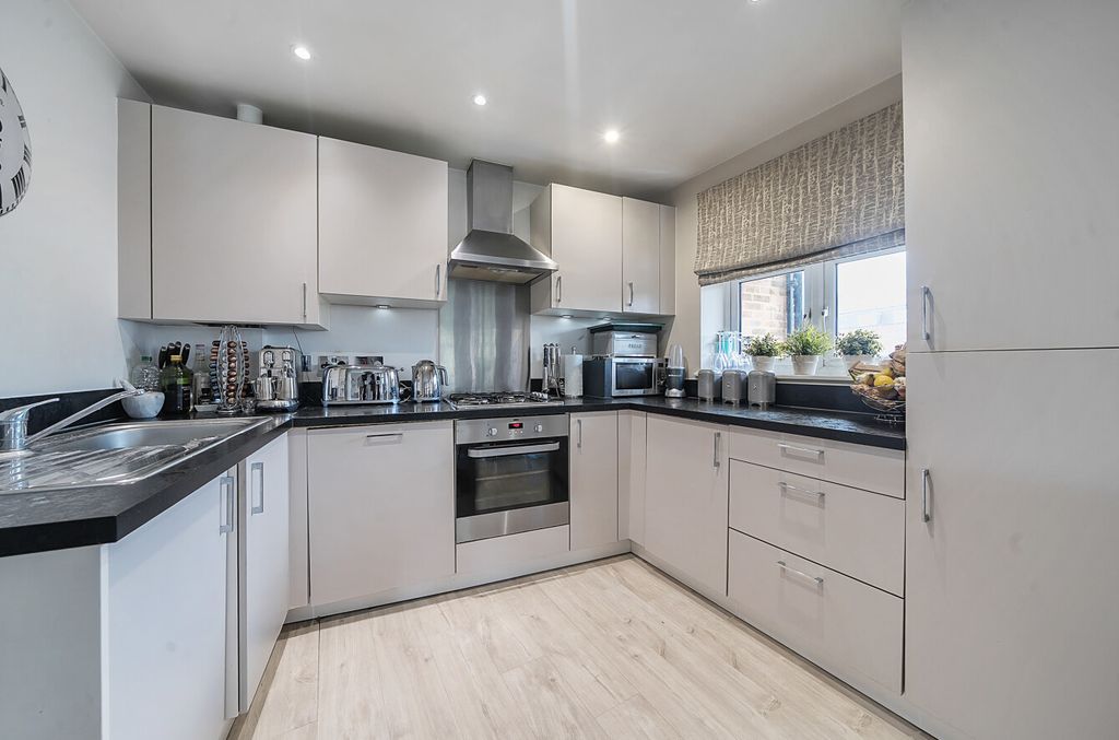 Property photo 2 of 20 1327208-12-688ce8...