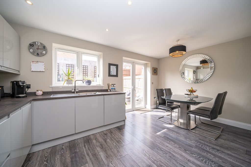 Property photo 3 of 17 27A-Spring-Lane-09008