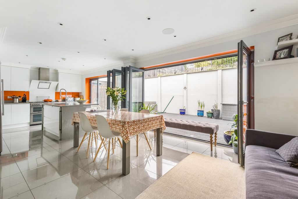 Property photo 2 of 25