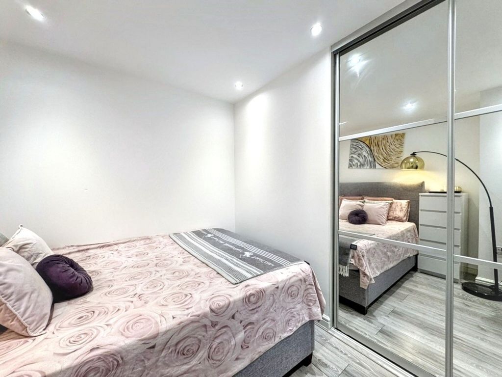 Property photo 2 of 10 Double Bedroom