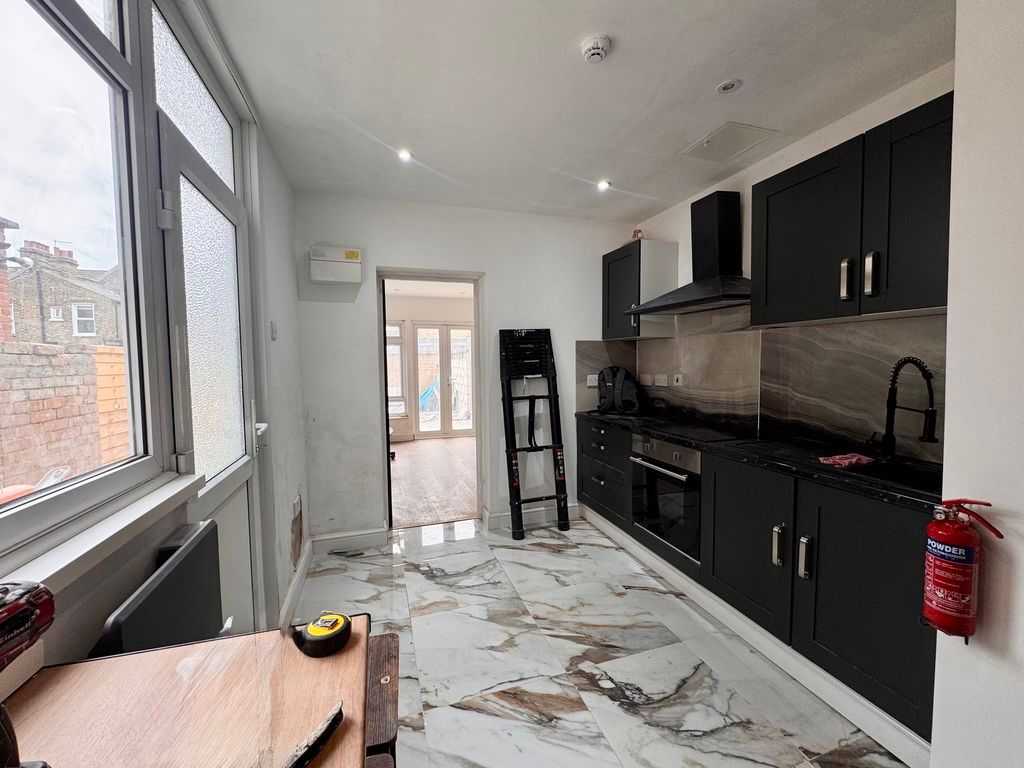 Property photo 2 of 10 Photo 5