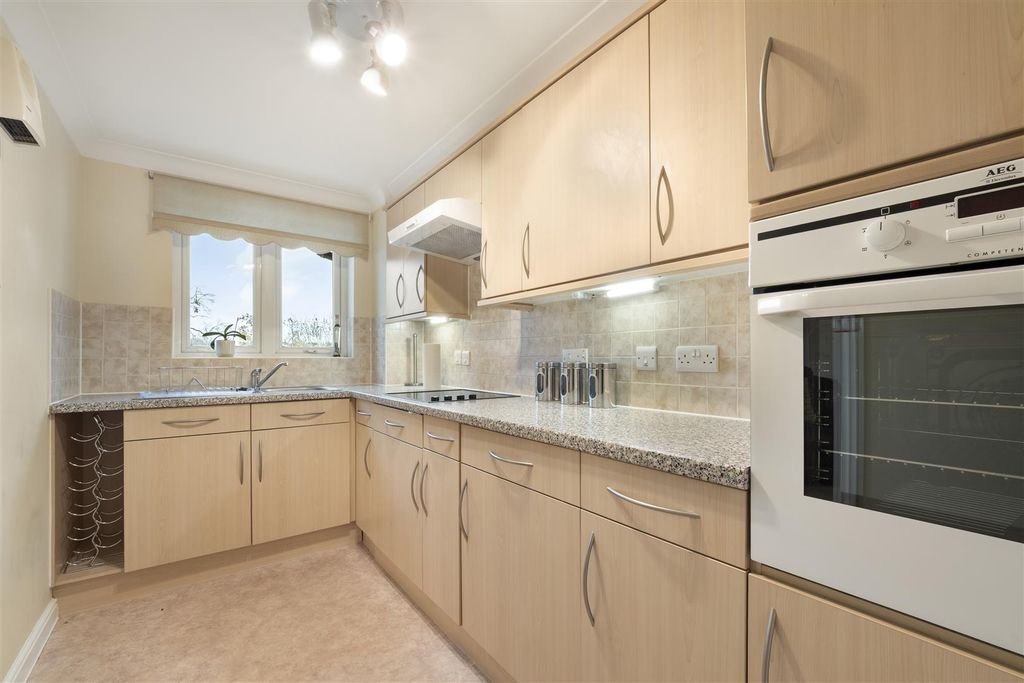 Property photo 3 of 14 Calverley Court 33-013.Jpg