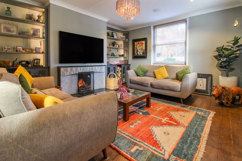 Property photo 2 of 33 Lounge