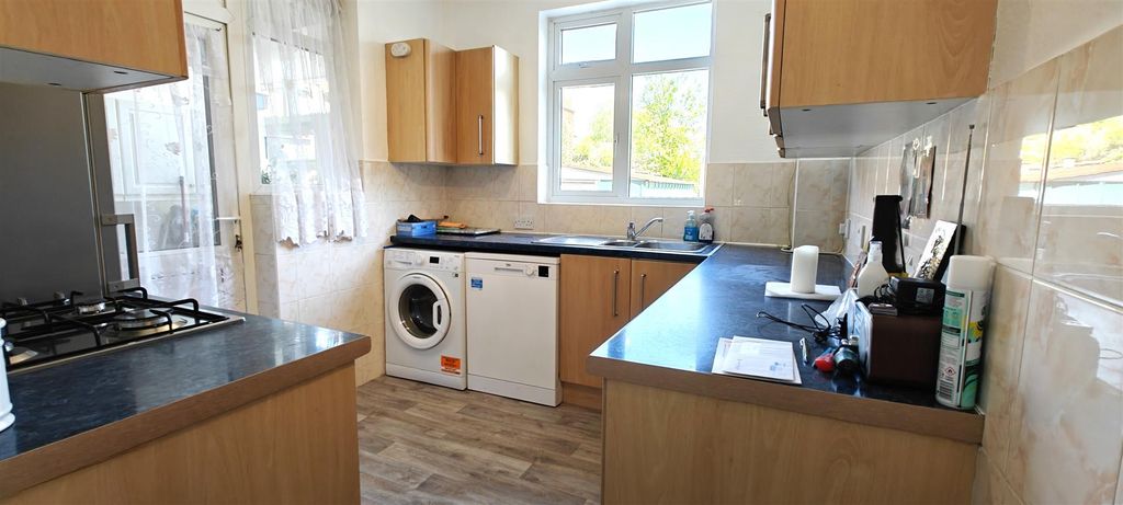 Property photo 3 of 29 Kit