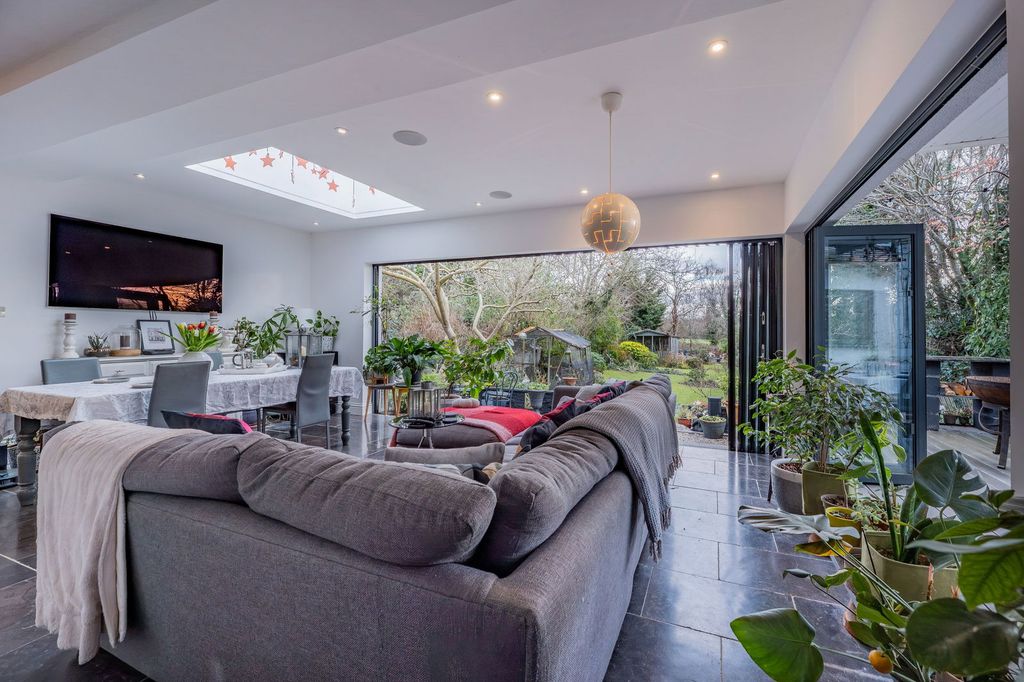 Property photo 2 of 33