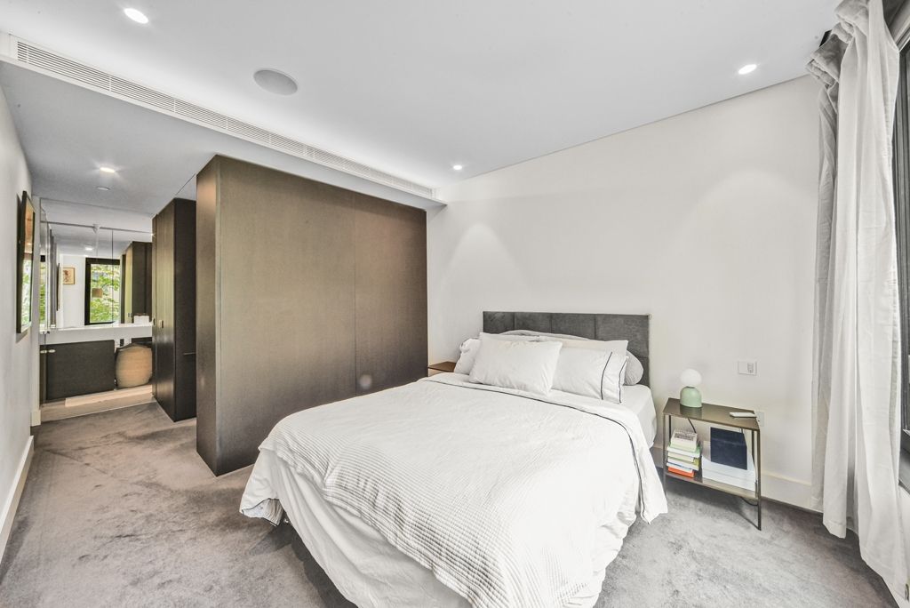 Property photo 3 of 16 Rathbone Square