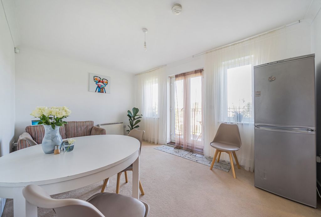 Property photo 3 of 13 1353956-16-68c424...