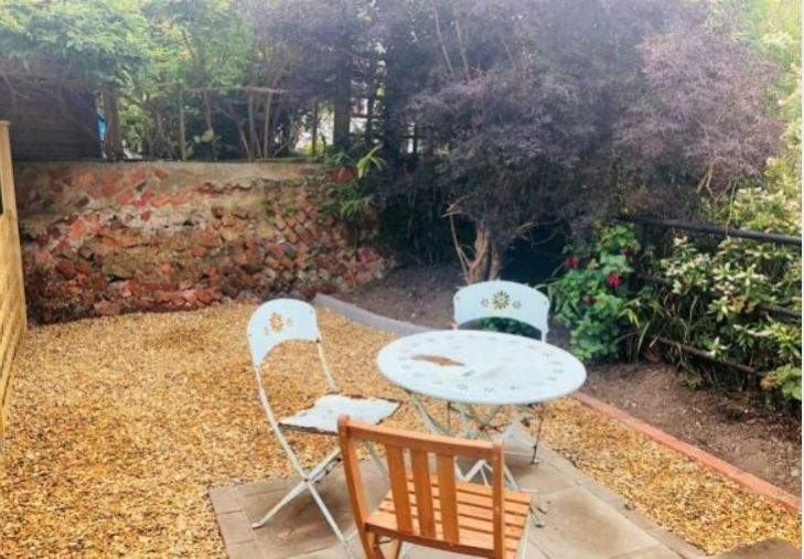 Property photo 1 of 6 Garden Totland