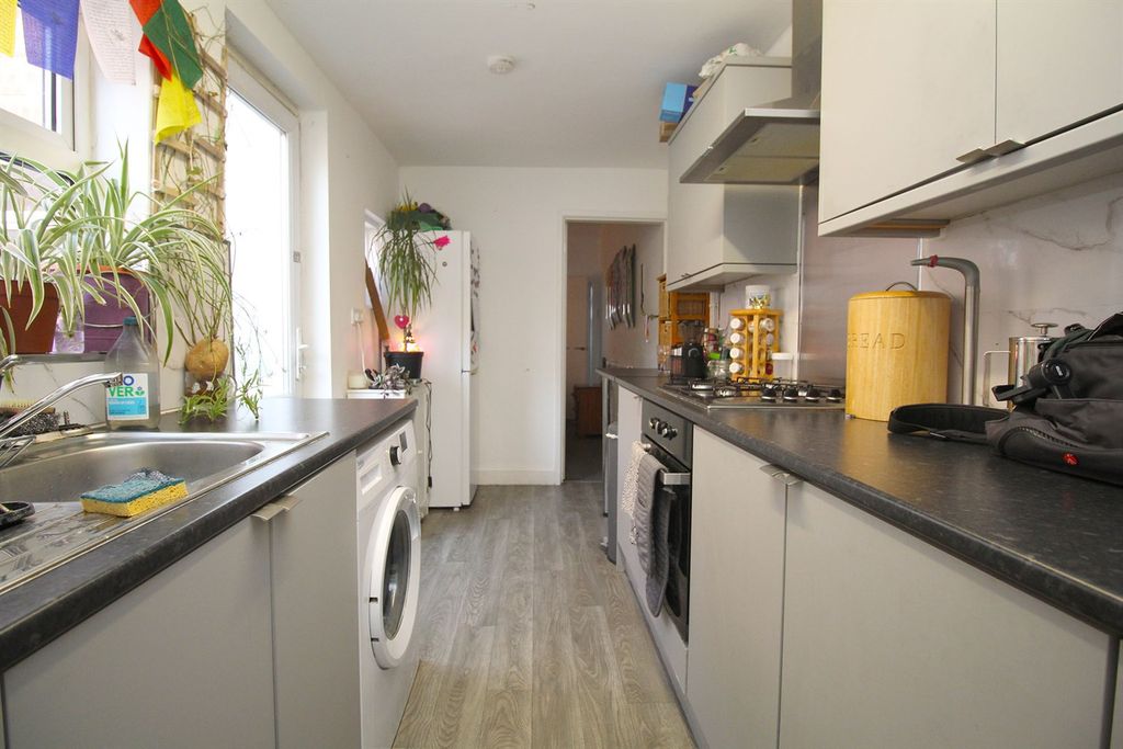Property photo 3 of 23 Kitchen