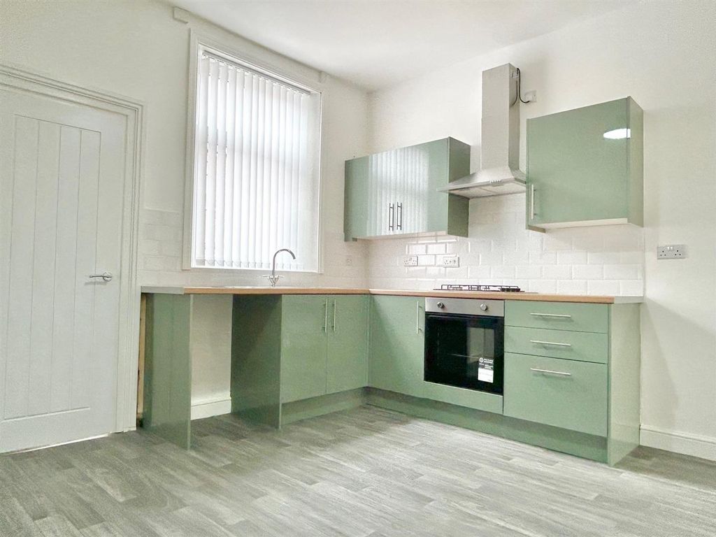 Property photo 3 of 10 Kitchen.Jpg