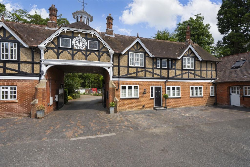 Property photo 1 of 27 The Clock House, Little Brickhill