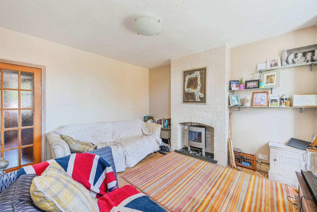 Property photo 3 of 13 Lounge: