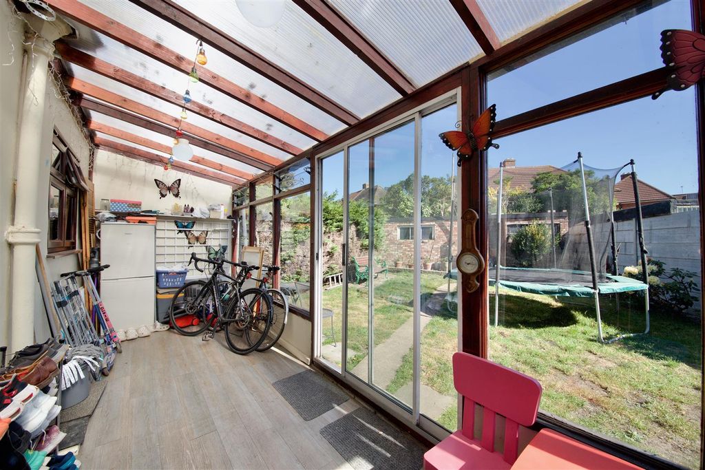 Additional image 9 of 4 bed property for saleWood Lane, Dagenham RM8