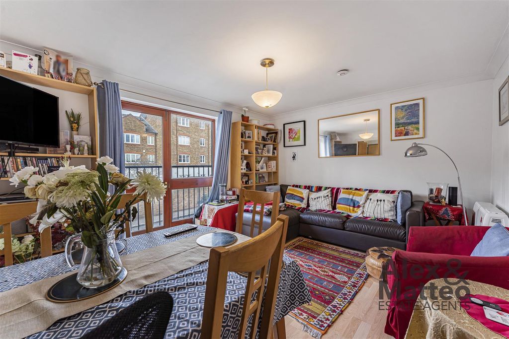 Property photo 3 of 11 Tideway Court