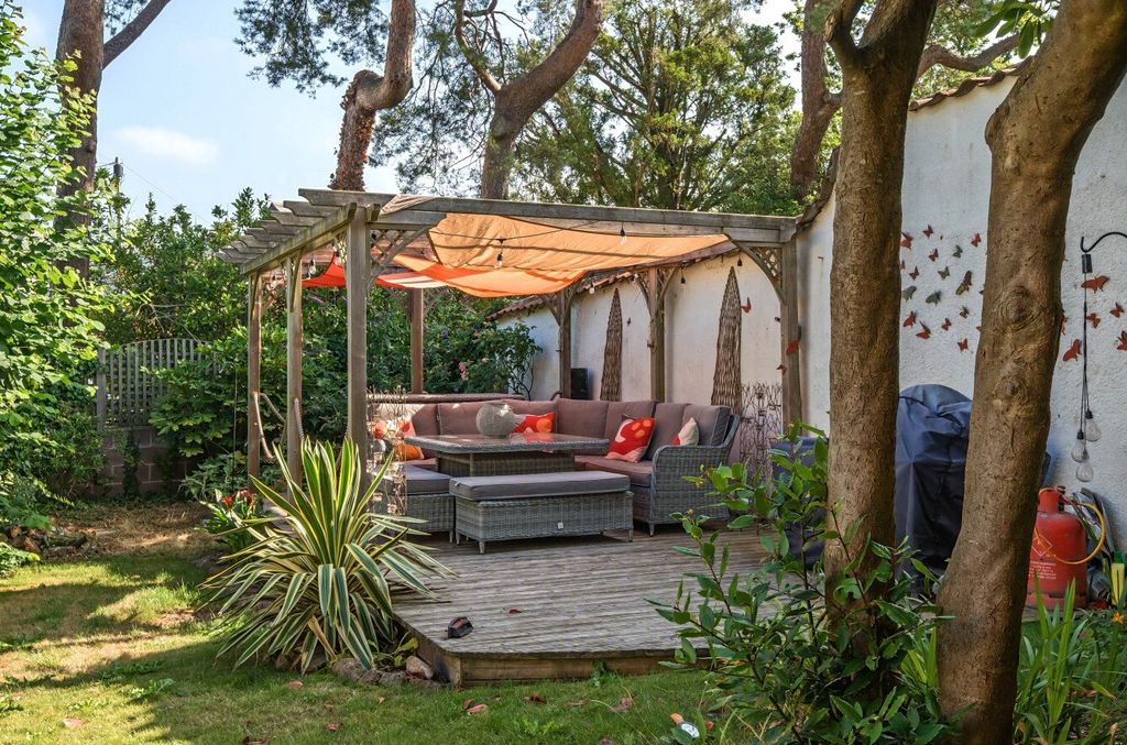 Property photo 2 of 15 Garden Seating