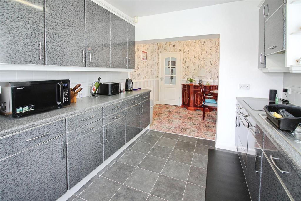 Property photo 3 of 17 Kitchen