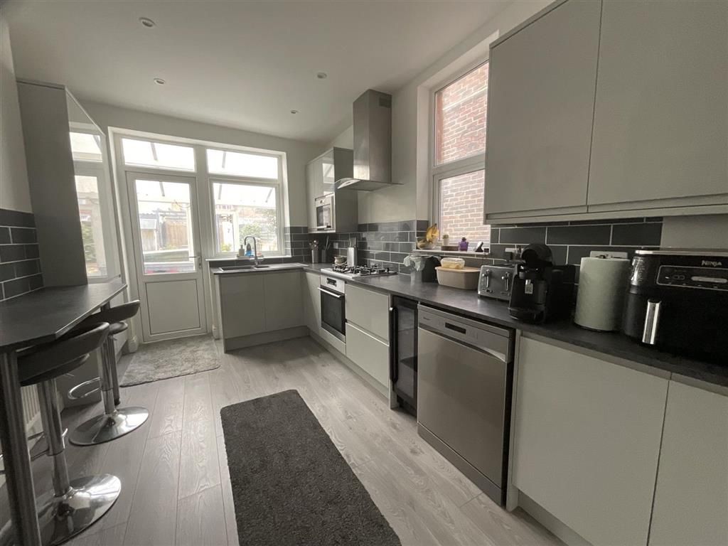 Property photo 3 of 10 Kitchen