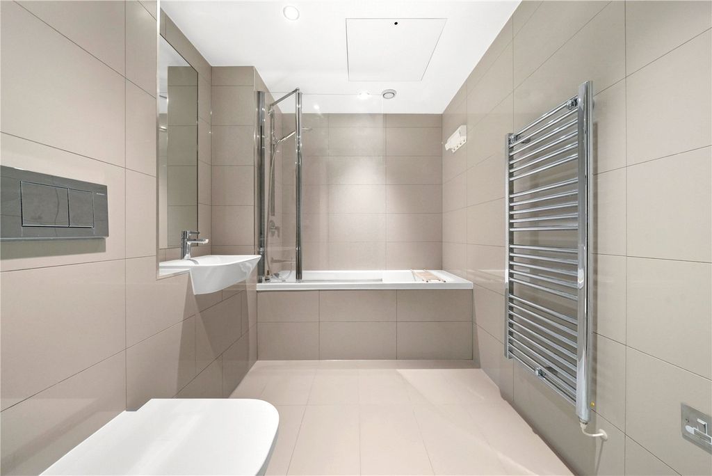 Property photo 3 of 15 Bathroom