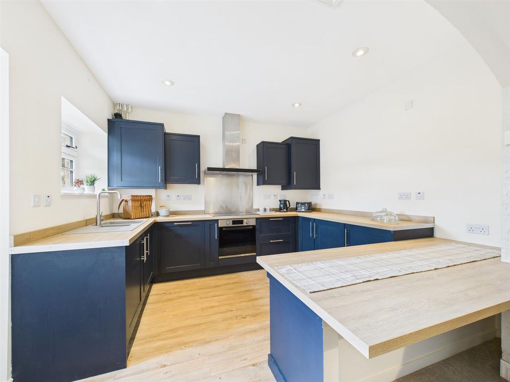 Property photo 2 of 11 Kitchen