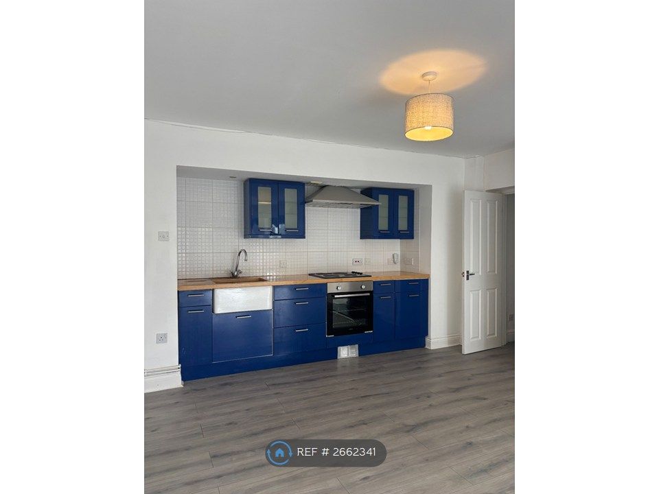 Property photo 3 of 12 Kitchenette