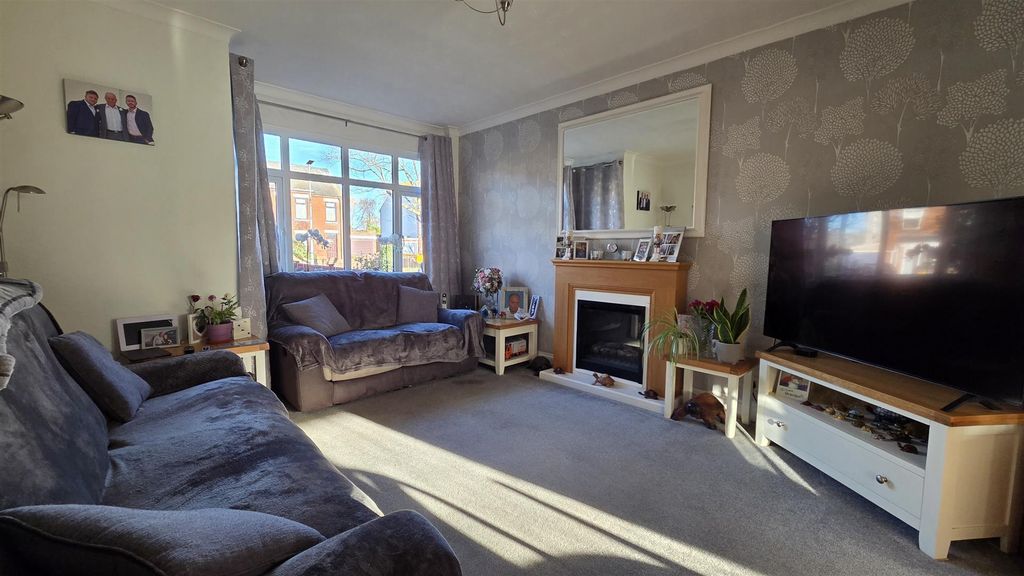 Property photo 3 of 16 Lounge