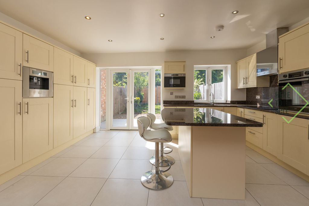 Property photo 1 of 22 77 Warwick Road N11 2Sp-31