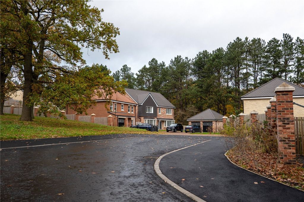 Property photo 3 of 16 Street Scene