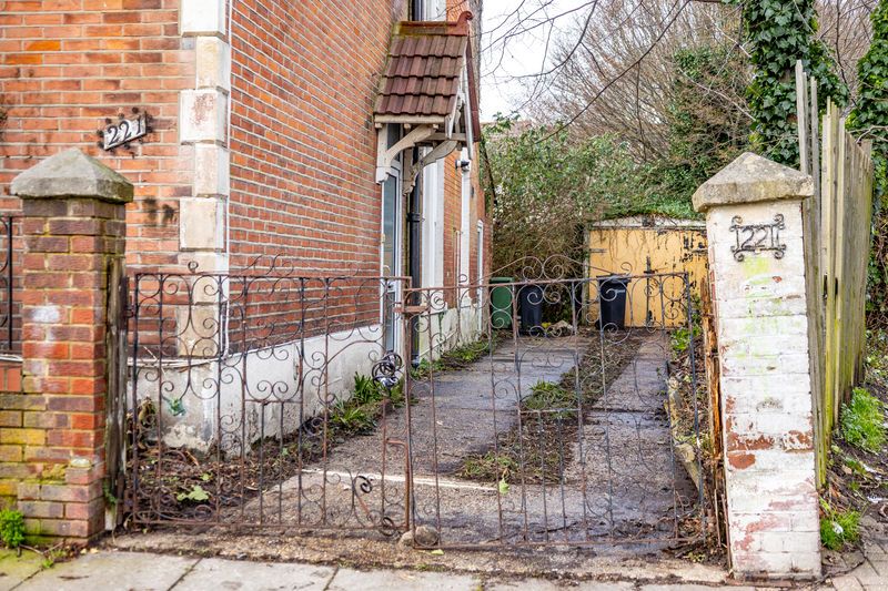 Property photo 3 of 19 .