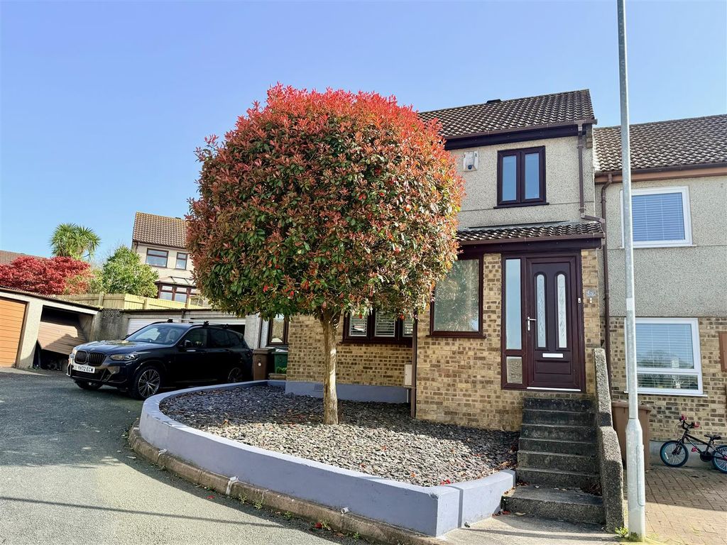 Property photo 1 of 14 Hedingham Close