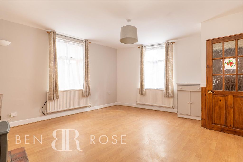 Property photo 3 of 11 Lounge